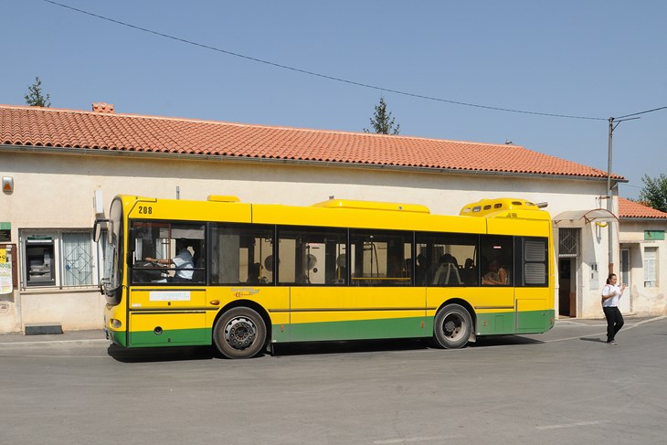 Pulaprometov autobus u Štinjanu (foto: Arhiva Glasa Istre)